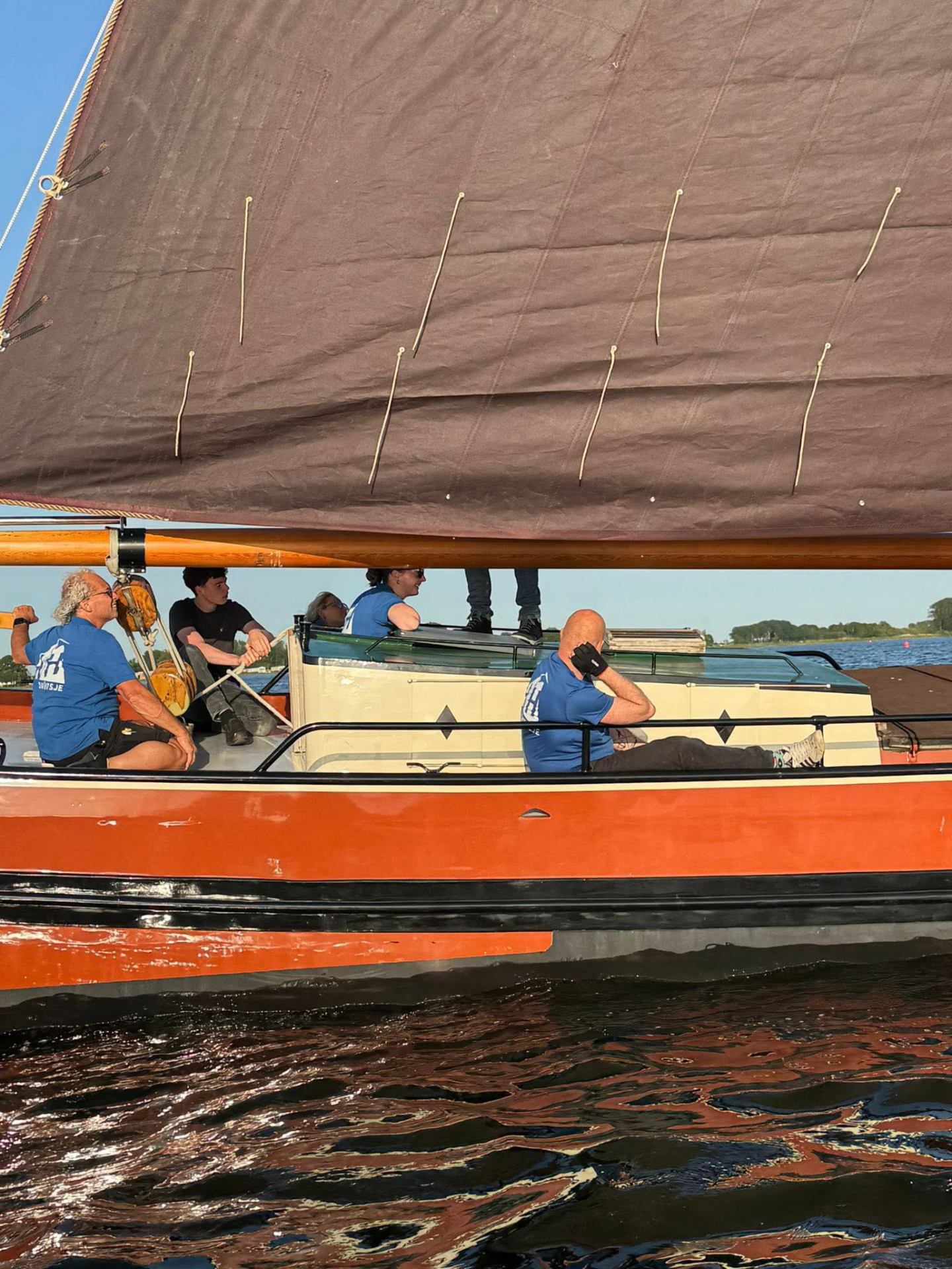 Bemanning aan boord met roeiwerk aan de gieken